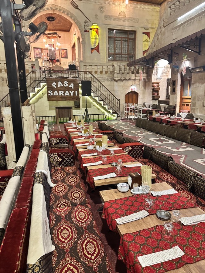Paşa Sarayı Konukevi sıra gecesi salonu